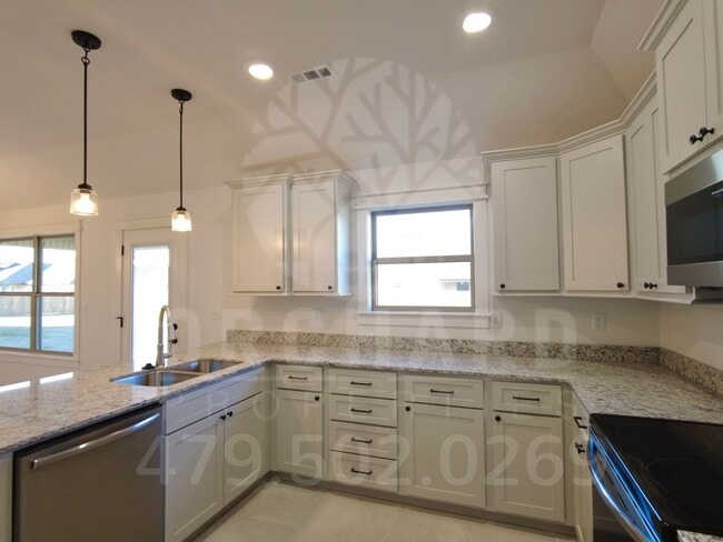 Building Photo - Siloam Springs- Single-Family Home- Beauti...