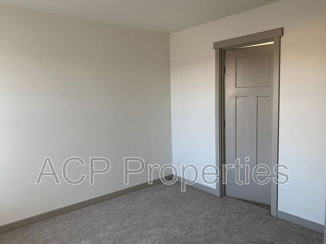 Building Photo - 2046 Aaron Dr