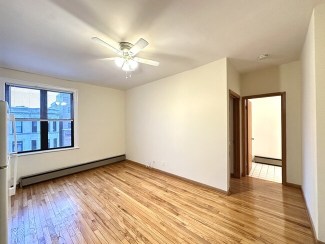 Building Photo - 640 W Barry Ave