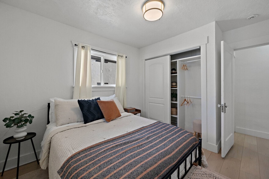 Building Photo - 370 W 400 S