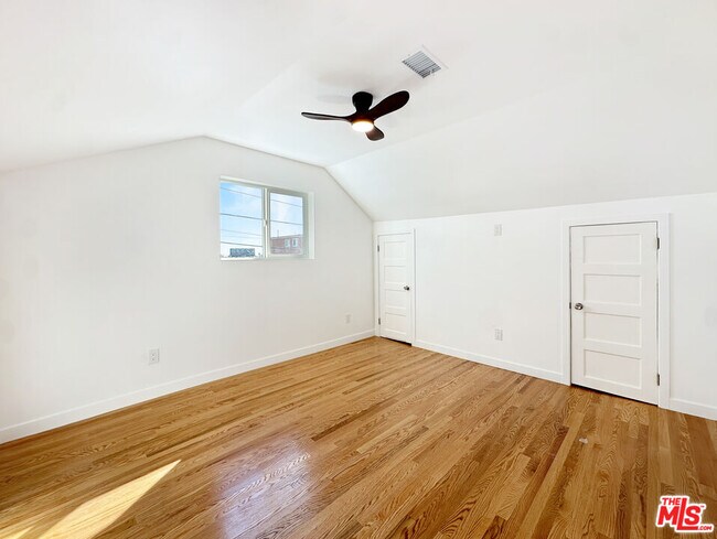 Building Photo - 5930 Willoughby Ave