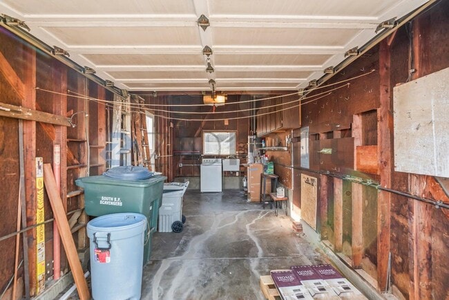 Building Photo - 161 Pecks Ln