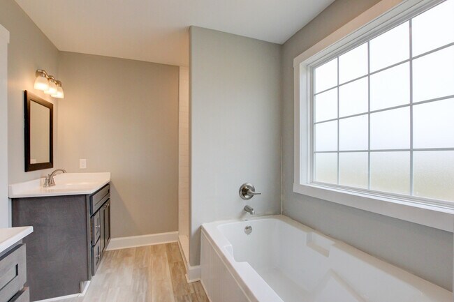 Building Photo - 127 Riverbend Dr