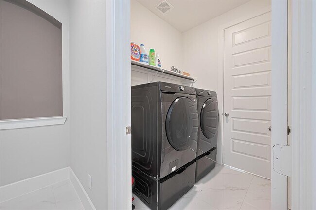 Building Photo - 12115 Ballshire Pines Dr