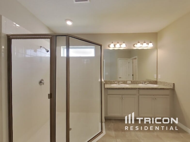 Building Photo - 13439 Palmera Vista Dr