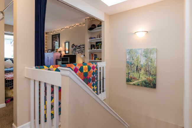 Building Photo - 4BD/ 3.5BA Furnished Townhome in South Bou...