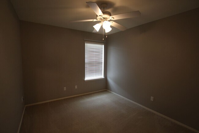 Building Photo - Beautiful 4 bedroom 2 bath home in Flint!