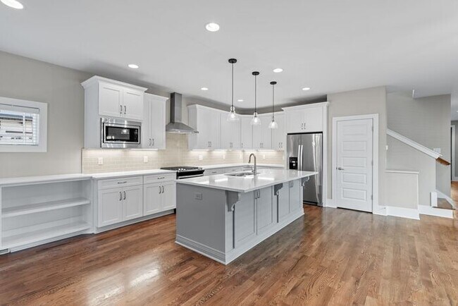 Building Photo - Stunning Home in Melrose 12 South Area...D...