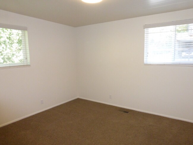 Building Photo - 475 N St E