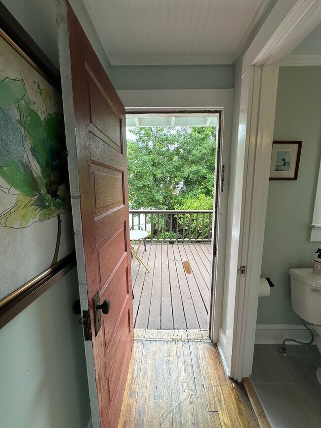 Building Photo - One Bedroom Garage Apartment in 5 Points!!