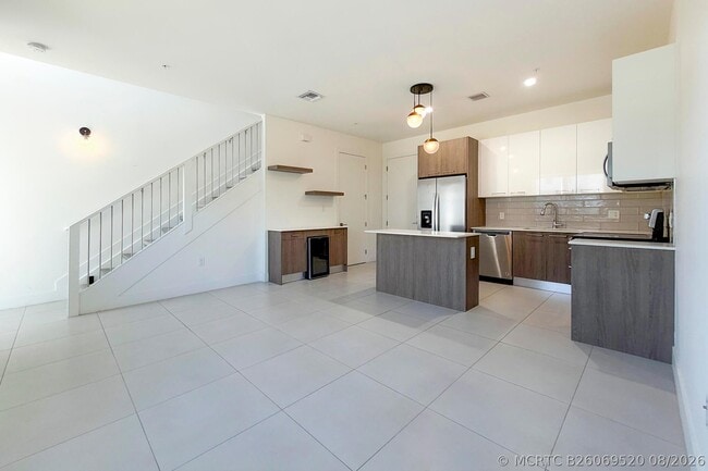 Building Photo - 405 NE 35th Ct