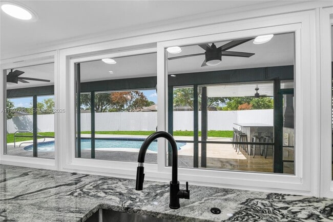 Building Photo - 702 NW Orchid St