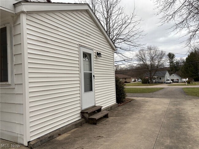 Building Photo - 1550 Chapman Dr