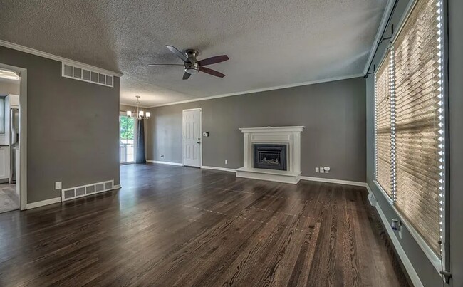 Building Photo - 8608 Maple Ave