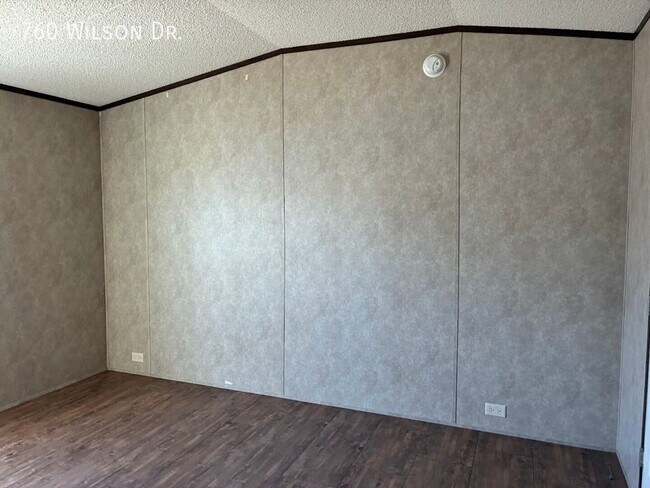 Building Photo - 760 Wilson Dr