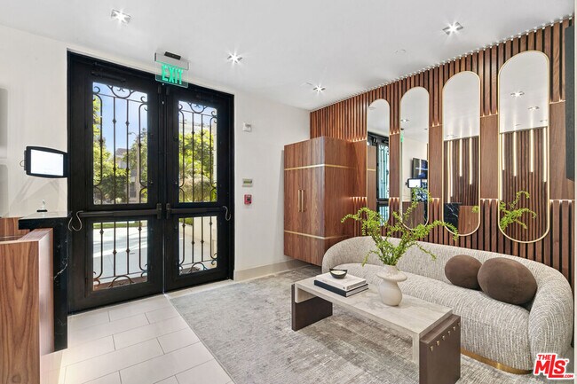 Building Photo - 443 N Palm Dr