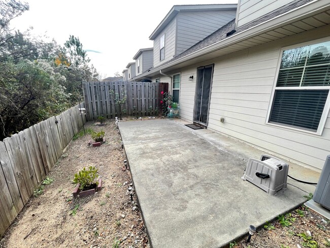 Building Photo - Large Town Home with Garage