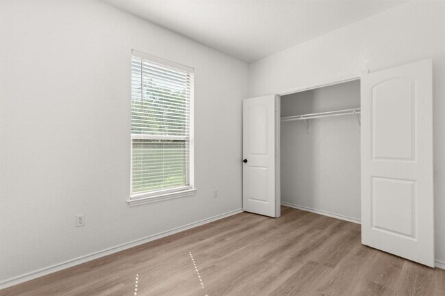 Building Photo - 586 Creekside Cir