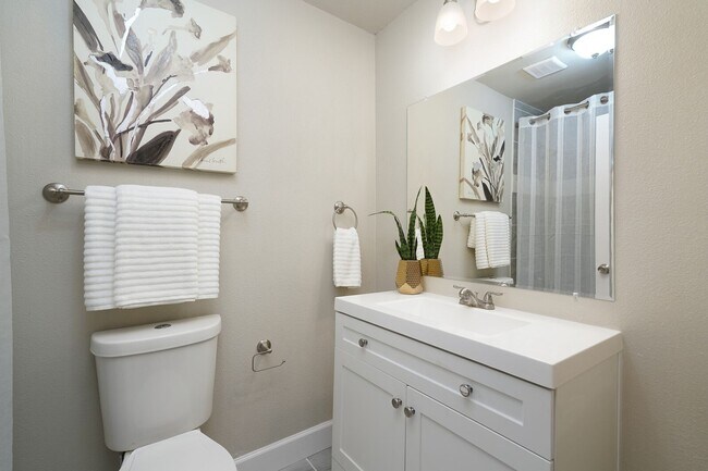 Building Photo - 3 bedroom 2 bath less than a mile from Fort Sam AFB!