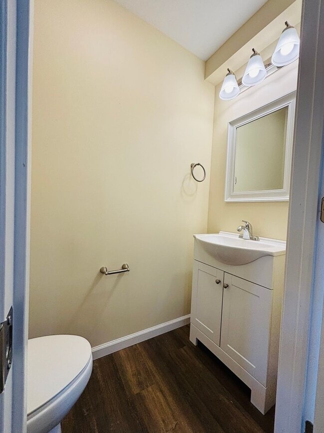 Building Photo - 3 Bedroom, 2.5 Bath Townhouse