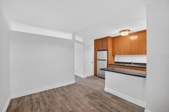 Building Photo - QUICK MOVE IN | FIRST MONTH FREE - Bright & Modern 1-Bedroom Apartment in Prime Oakland Park Loca...