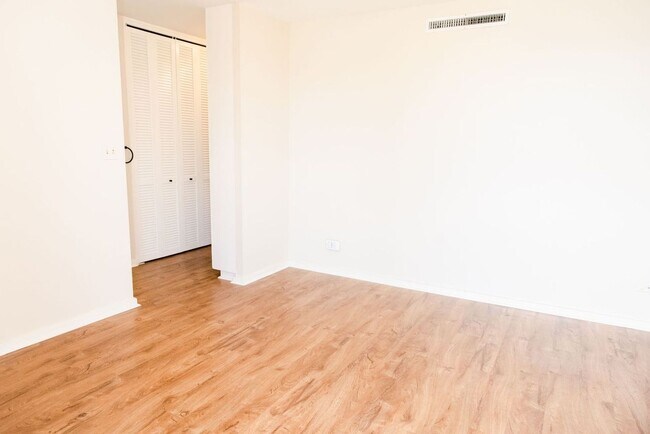 Building Photo - Great 1 Bedroom, 1 Bath with Parking * AC ...