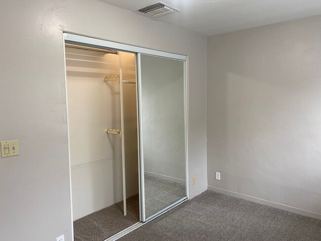 Building Photo - m529 - Mann
