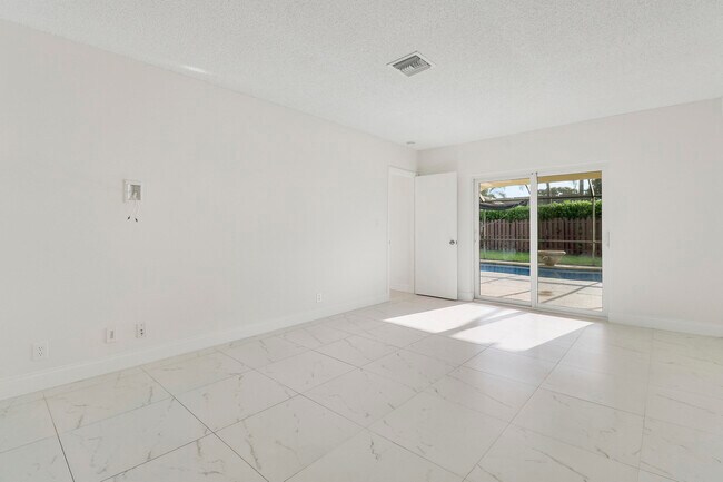 Building Photo - 100 SW 15th Ct