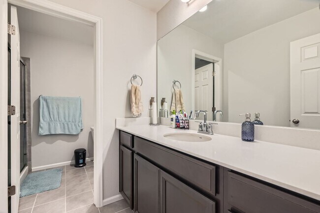 Building Photo - Wonderful 4/2.5 Home in SE Longmont. Large Rooms and Great Fenced Yard. Attached Garage.