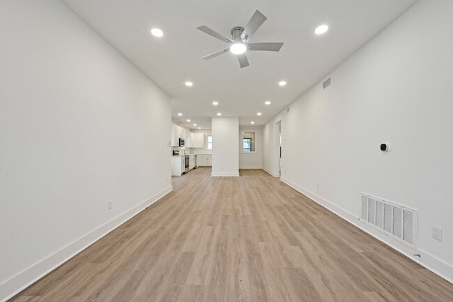 Building Photo - 9 BED 5 BATH  fully remodeled house in West Campus