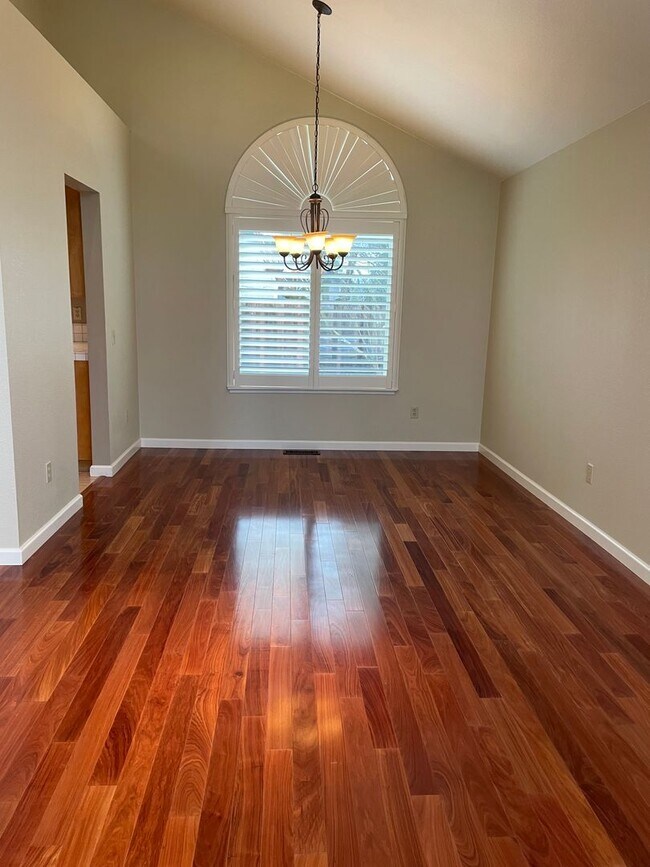 Building Photo - 4 bedroom 3 full bath Windsor Home!