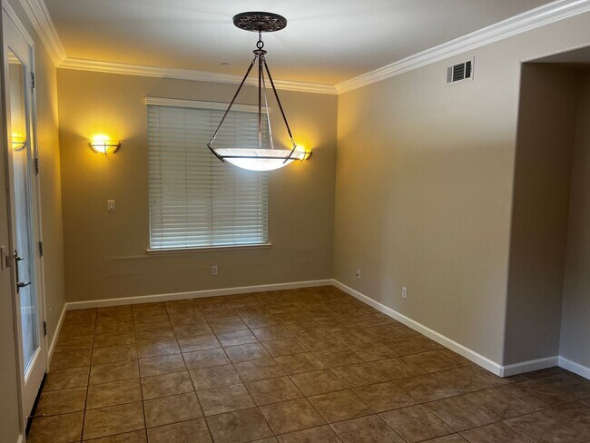 Building Photo - Large, Beautiful Shadow Lakes Home in Court Location