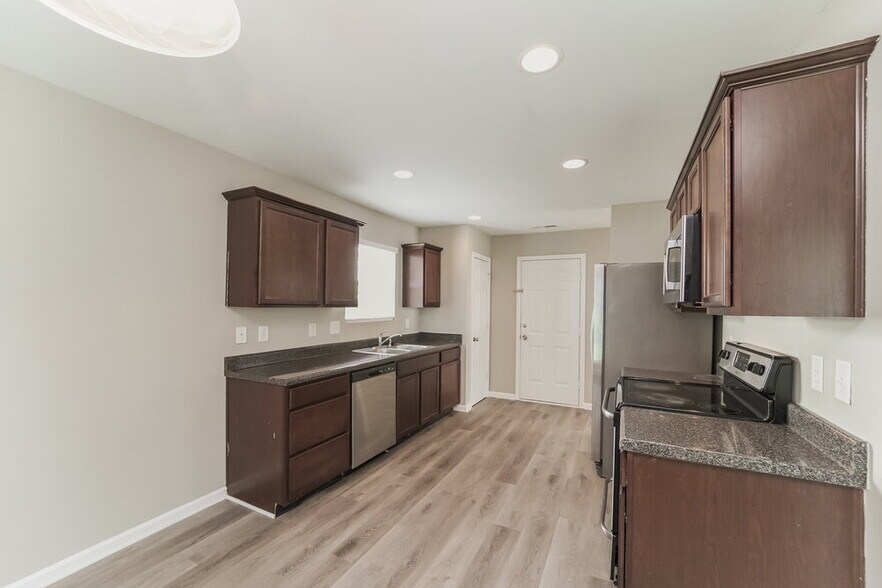 Building Photo - 5512 Twin Brook Dr