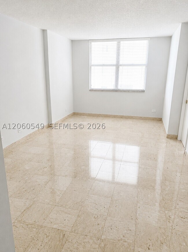 Building Photo - 6039 Collins Ave