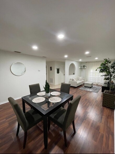 Building Photo - 1115 Normandy Dr