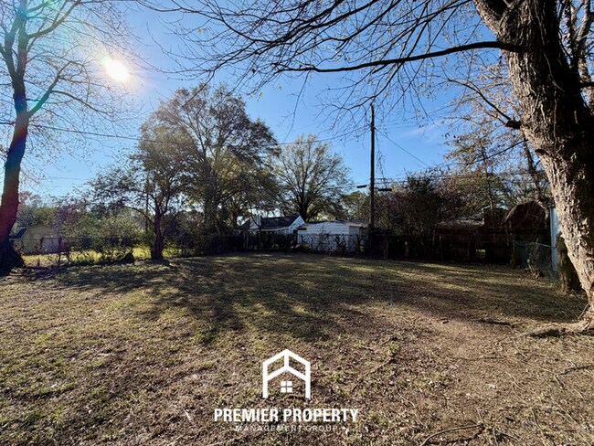 Building Photo - Charming 4BR Home in East Memphis w/ Hardwood Floors & Fenced Backyard