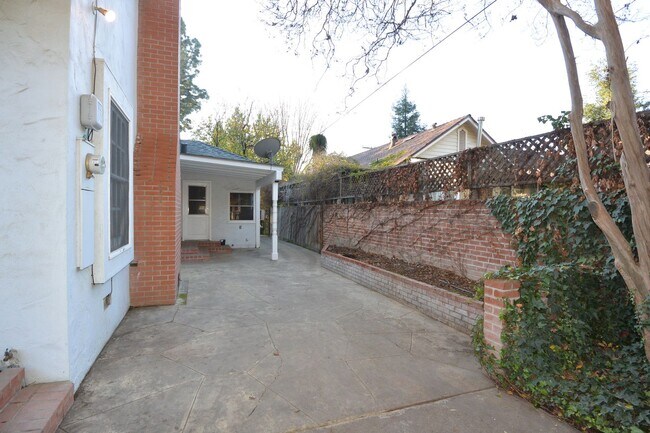 Building Photo - Cute Home in Beverly Glen Area