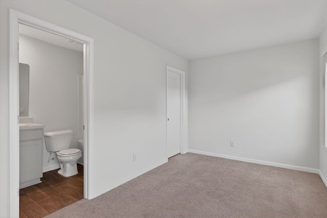 Building Photo - 4 bedroom 3 bath townhome in Rice Hope