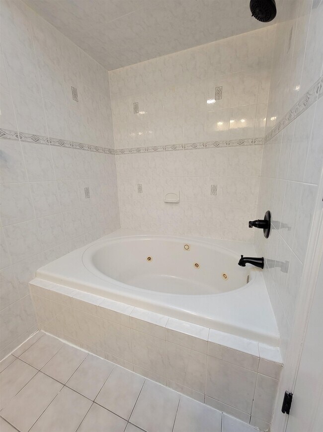 Building Photo - 11-13-13 Wallis Ave