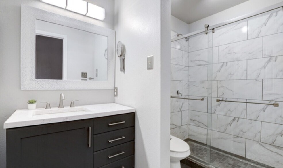 Full Bathroom - 11610 Vance Jackson