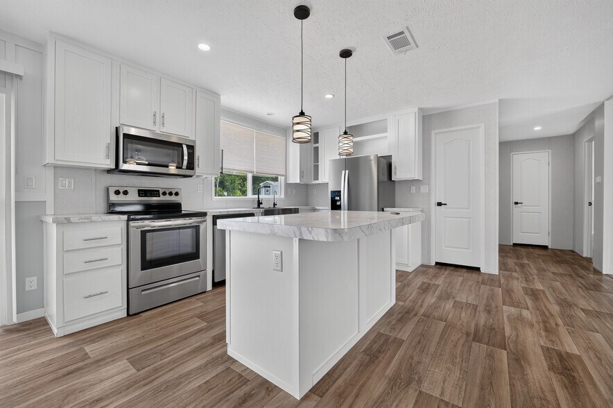 Building Photo - 2033 Daisy Lou