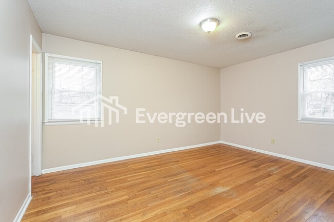 Building Photo - 118 Peachtree Ln