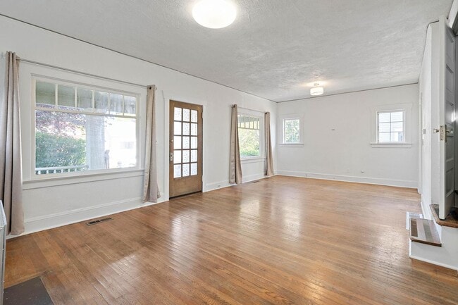 Building Photo - Cute 3-bdrm/2-bath vintage home—Nice fence...