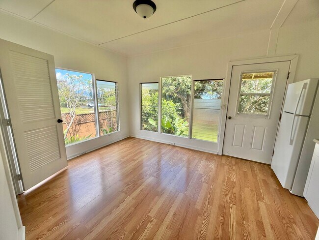 Building Photo - 3 Bedroom / 2 Bathroom Home with large yar...