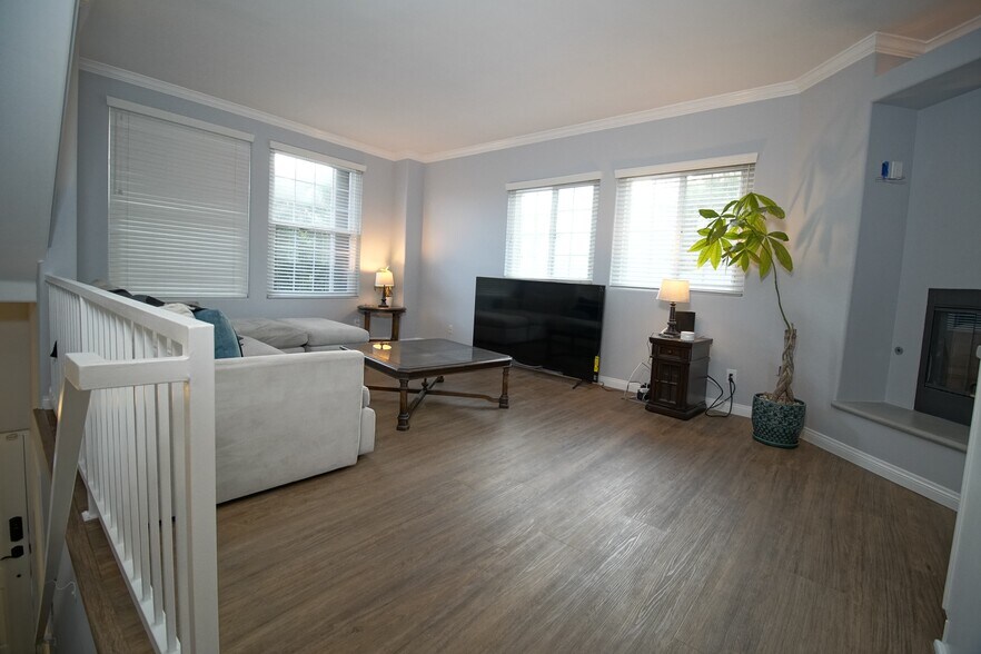 Building Photo - 10929 Landale St