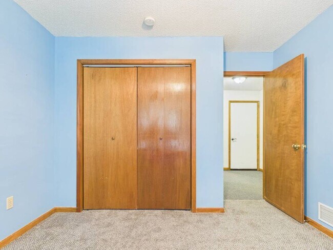 Building Photo - 1213 Fox Run Dr