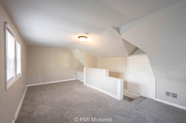 Building Photo - "Charming 3-Bedroom Haven with Spacious Living in Indianapolis – 2,190 Sq Ft of Comfort!"
