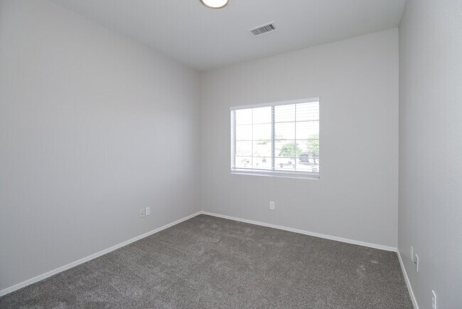 Building Photo - 14823 W Dovestar Dr