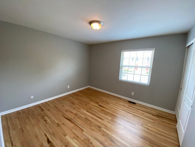 Building Photo - River-front condo, UA schools, 2 BR/1.5 BA