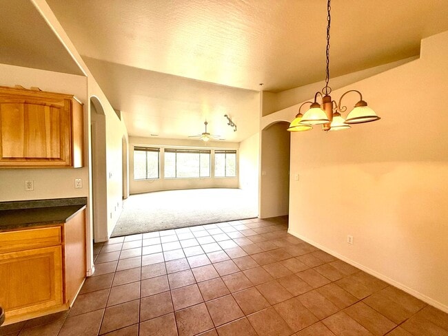 Building Photo - Beautiful 4-Bedroom Home in Desirable Pres...